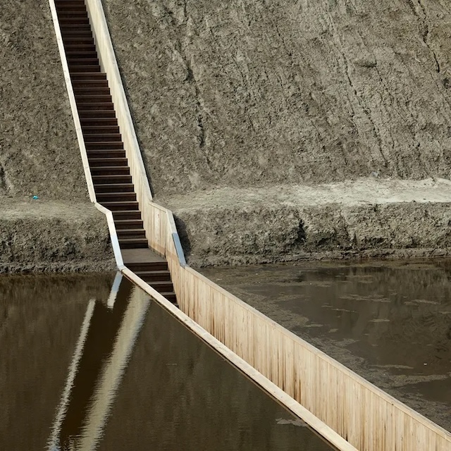 The Moses Bridge’s design showcases how architecture can disappear into its environment, rather than dominate it.