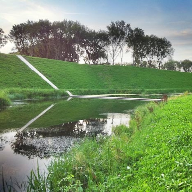 A close-up of the sunken Moses Bridge, blending seamlessly into the Fort de Roovere moat.