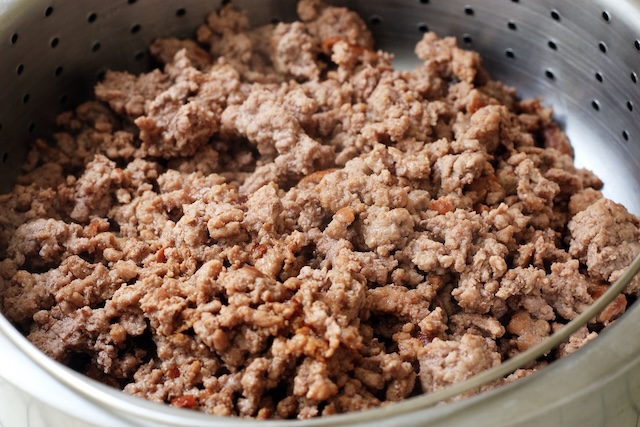 Rinsed ground beef left to drain. Proponents argue that it results in a healthier, less greasy final dish