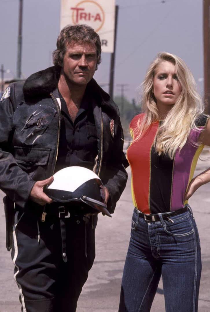 Lee Majors and Heather Thomas as Colt Seavers and Jody Banks, ready for action. Their partnership in the series brought both suspense and fun to viewers in every episode