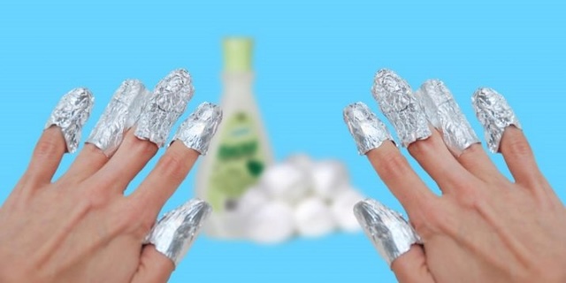 Aluminum foil wrapped around fingers is often used in home treatments for pain, nail care, or detoxification purposes.