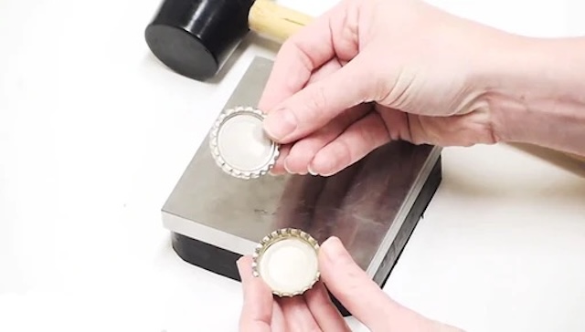 The comparison of bottle caps before and after placing the rubber seal, demonstrating the key role it plays in keeping carbonated beverages fizzy.