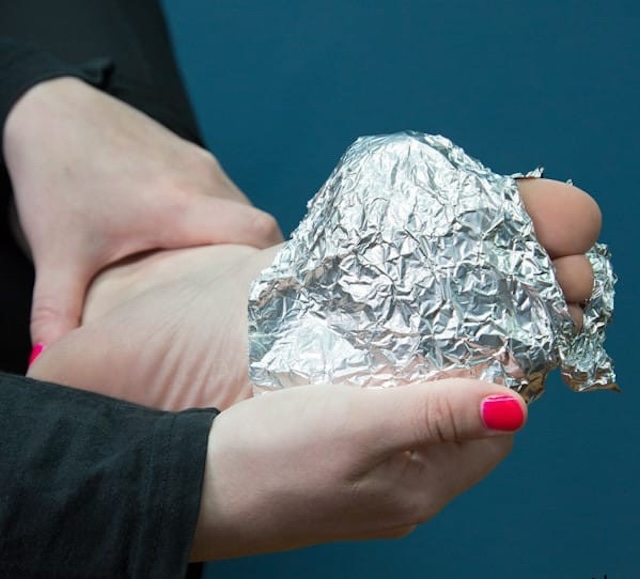 Wrapping the foot in aluminum foil is thought to help soothe muscle tension or improve circulation, a technique many claim supports healing