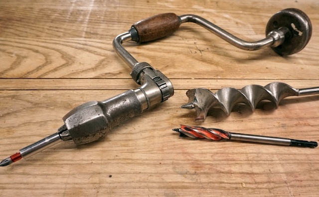 An old-school drill brace with an auger bit – the perfect companion for vintage woodworking