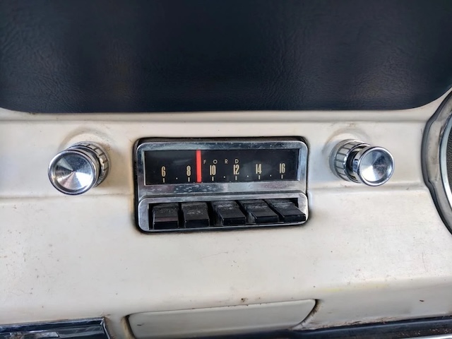 Tuning in, old-school style – the way radio used to be in the vintage Mustang