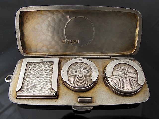 A well-preserved vintage coin holder, showcasing its elegant silverwork and the secure compartments for sovereigns and half sovereigns.