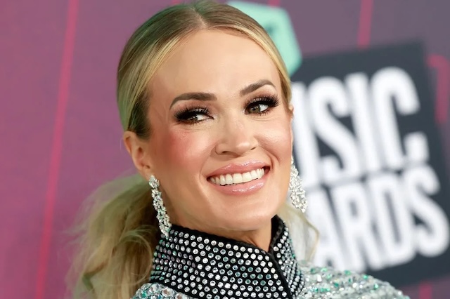 Sparkling in a stunning outfit, Carrie Underwood poses at the CMT Music Awards, a symbol of grace after overcoming tough times