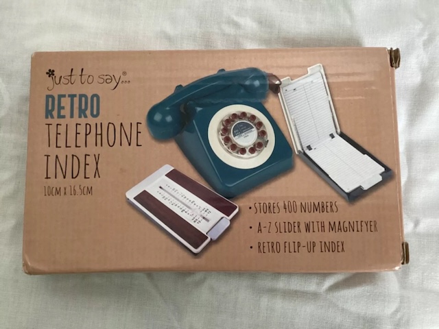 The packaging for the retro telephone index, showcasing its ability to store up to 400 numbers with an easy-to-use slider