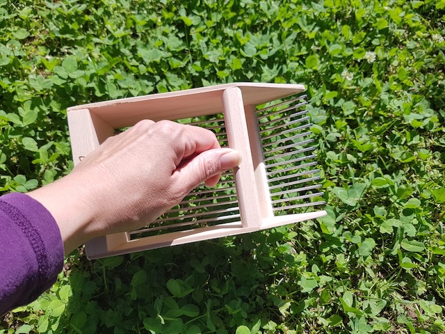 This is how berries were gathered by hand in the old days, simple and efficient