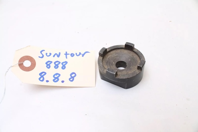 Another angle highlighting the distinct writing on the tag, indicating "Suntour 888"—a classic tool used by avid cyclists and mechanics during the heyday of Suntour bicycles