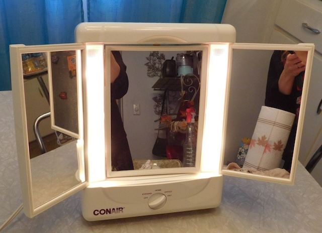 A modern yet retro beauty essential: the illuminated makeup mirror with adjustable lighting settings