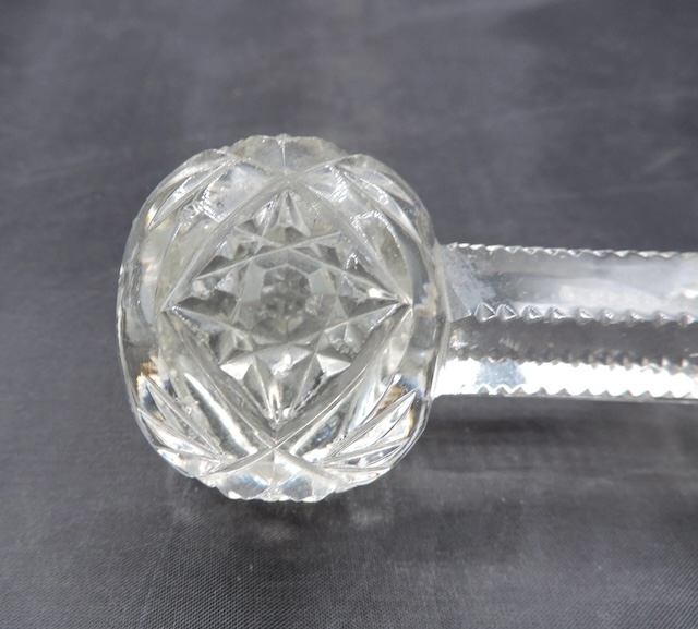 Close-up of a crystal knife rest’s delicate, geometric patterns, highlighting its intricate craftsmanship