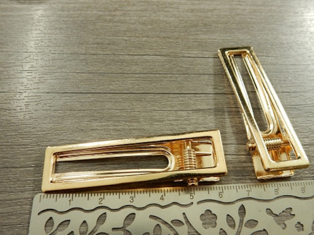 Measuring the classics—vintage hairpin clips with intricate details, perfectly sized for secure and stylish hairdos