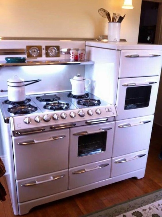 Known for its robust build and reliable performance, this gas stove was a must-have for families in the mid-20th century