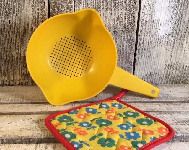 Paired with a retro floral potholder, this classic kitchen duo takes you back to a time when functional and cheerful designs ruled the kitchen