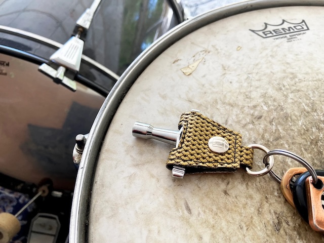 The perfect accessory for any drummer—keep your drum key handy and your drums perfectly tuned with this vintage-inspired keychain attachment.