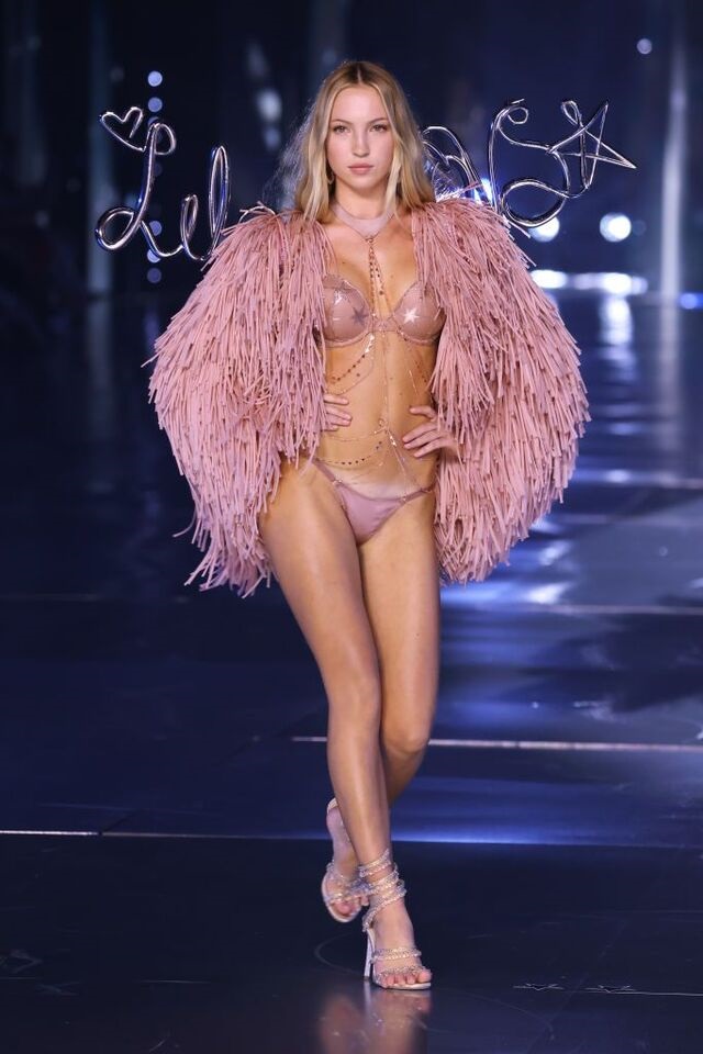 On October 15, 2024, at the Duggal Greenhouse in Brooklyn Navy Yard, Lila Moss graced the Victoria's Secret runway, captivating the audience with her poise and embodying the spirit of a new era in fashion.