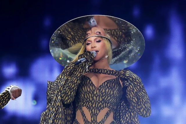 On stage with a futuristic look, Beyoncé continues to redefine the boundaries of music and fashion