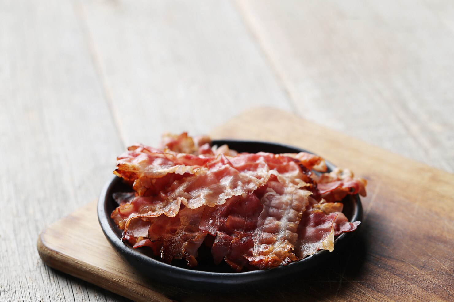 Harness the power of vinegar! Use bowls of white vinegar around your kitchen to neutralize lingering bacon scents effectively