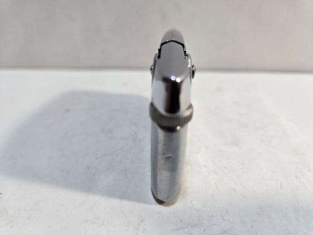 Side profile of the Vintage Ronson Varaflame lighter, highlighting its well-engineered design for a comfortable grip and easy use