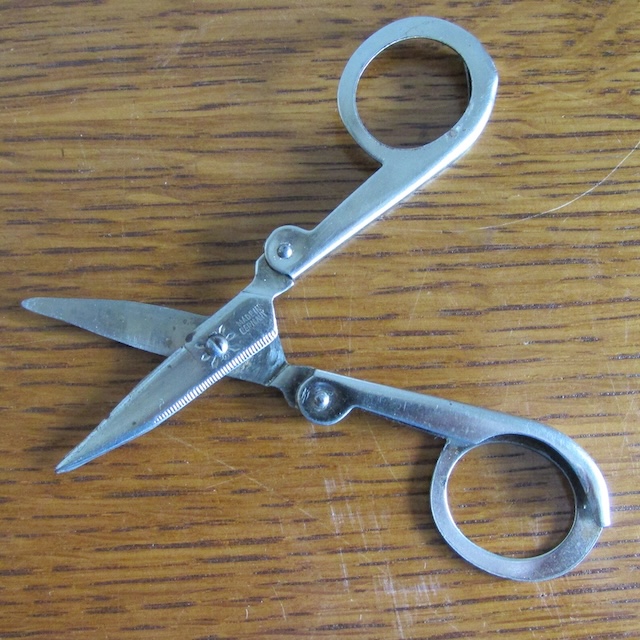 Once opened, these scissors reveal sharp blades and a classic design that made them a must-have tool in the past