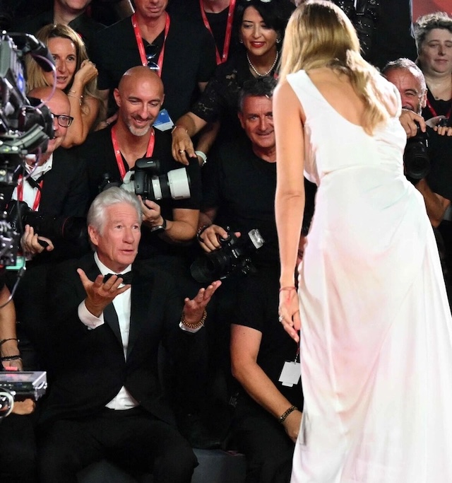 Richard Gere drops to one knee in a heartfelt gesture to his wife, Alejandra Silva, captivating everyone at the 2024 Venice Film Festival