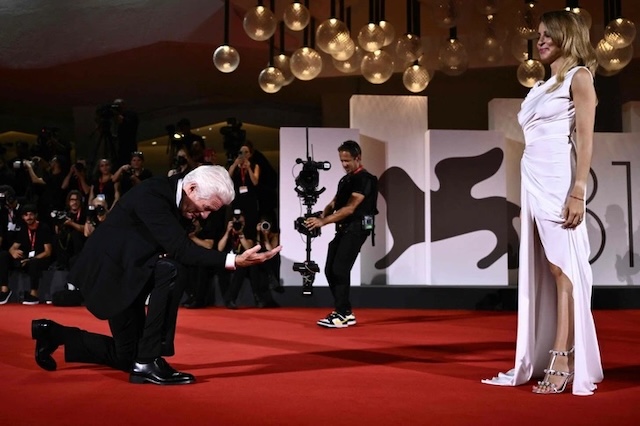 Richard Gere and Alejandra Silva share a memorable moment of love and admiration, with the audience capturing every bit of their enchanting connection