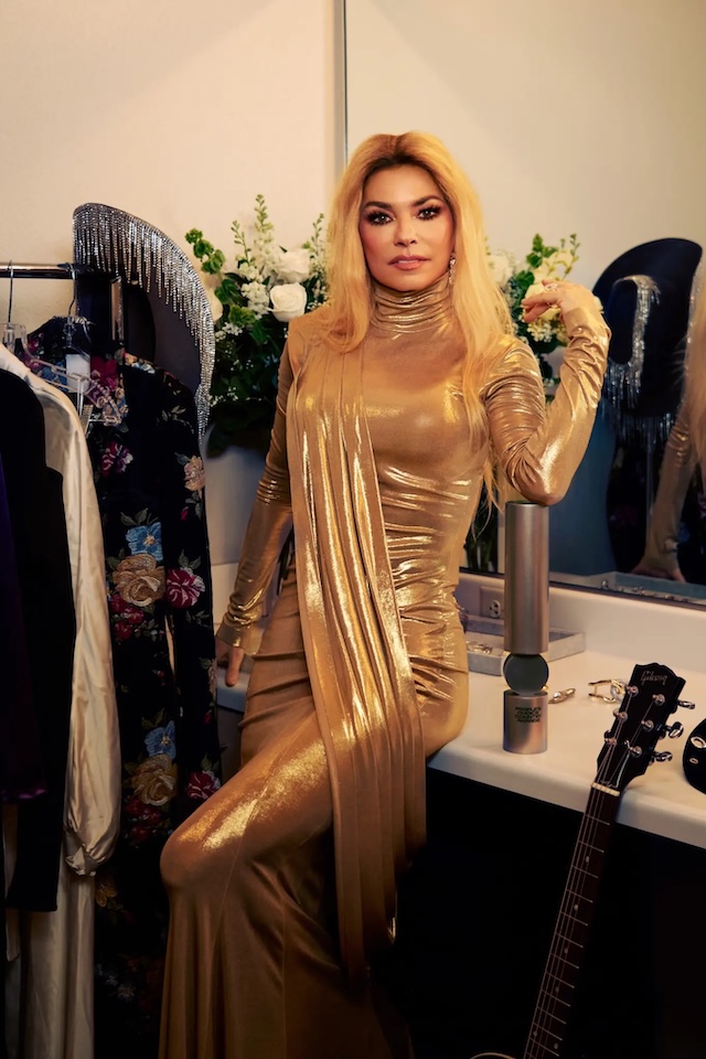  Shania Twain dazzles in a gold ensemble, exuding elegance and glamour