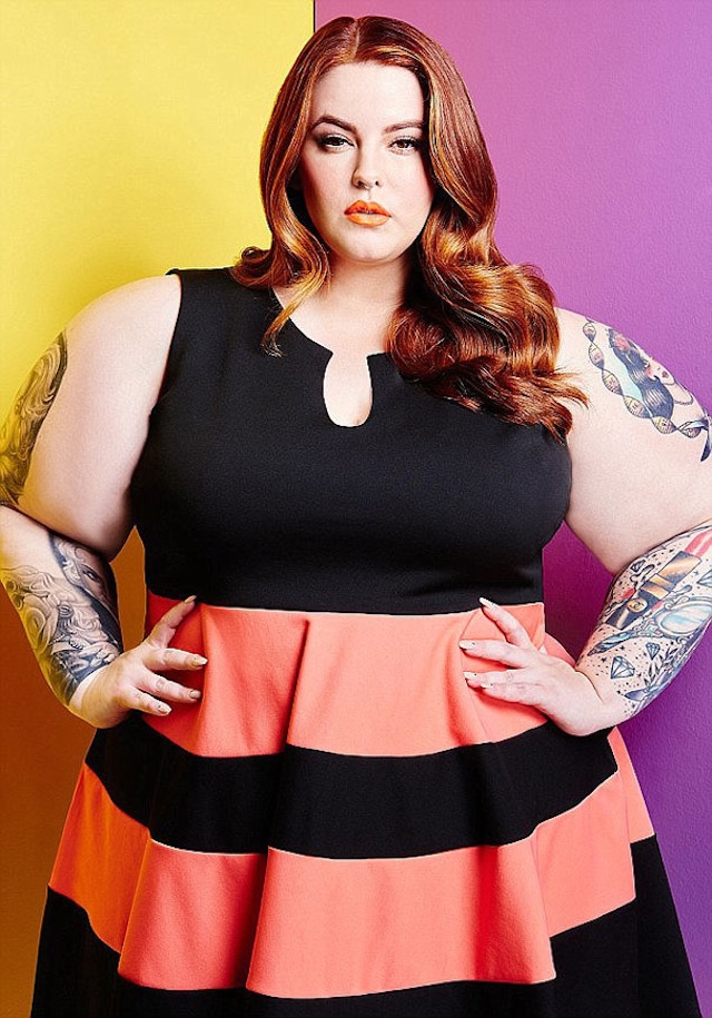 Tess Holliday’s stunning look in a bold floral print dress, radiating confidence and breaking beauty norms