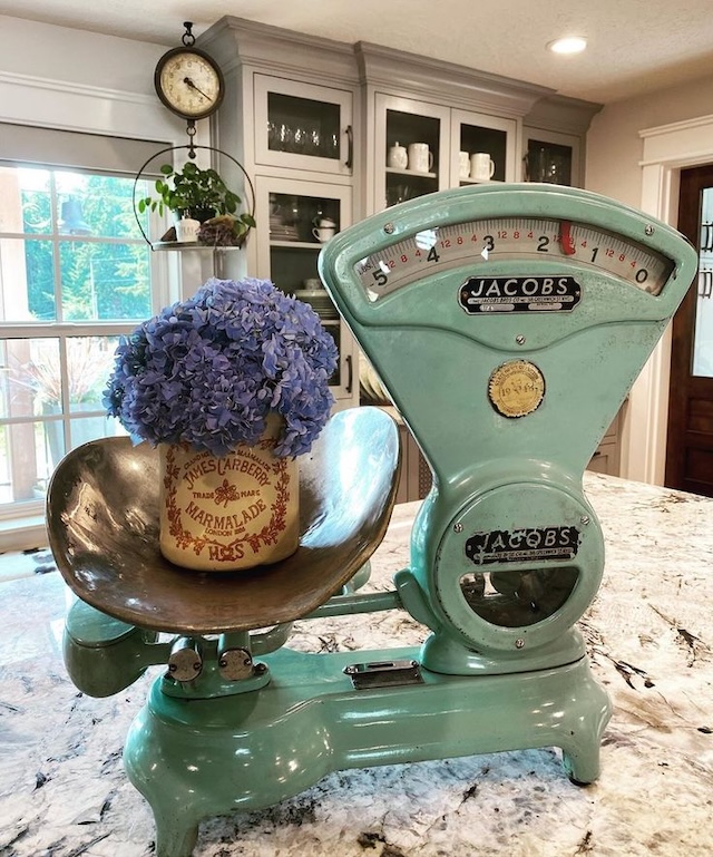 With its nostalgic design, this scale is now often used as a decorative item