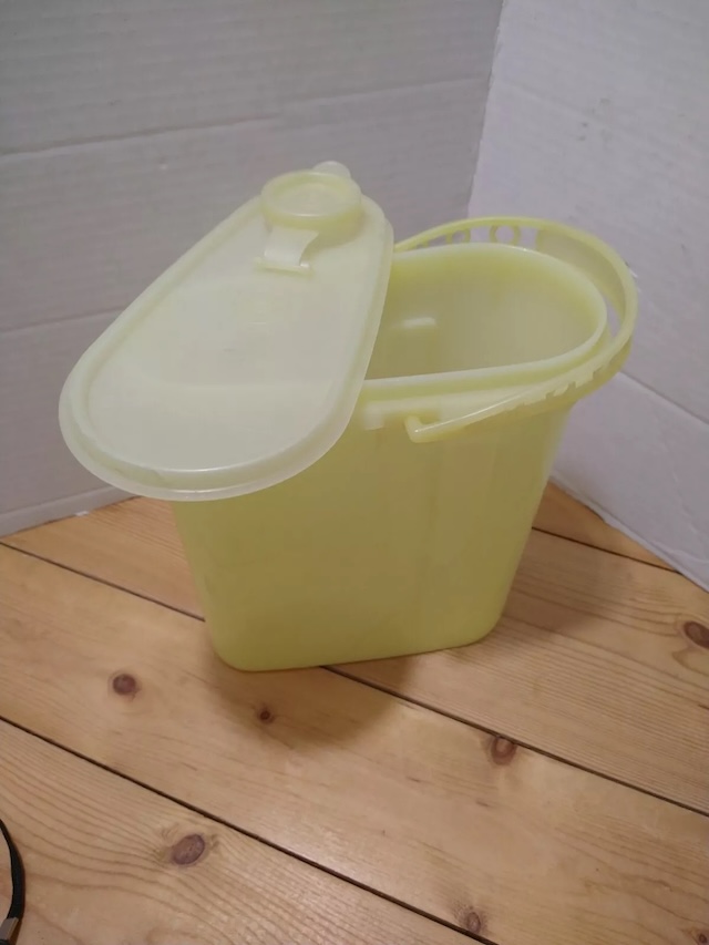 The removable lid of this vintage 1970 Tupperware shows the blend of functionality and style, making it a must-have for households of the past