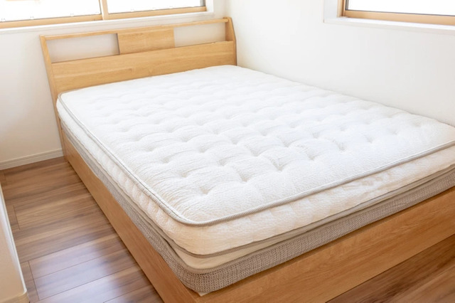 Experts recommend avoiding mattresses that are too firm or too soft, as they can misalign your spine or fail to provide adequate support.