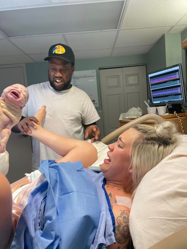 The moment the father witnessed his wife giving birth, his funny expressions went viral on Facebook, making everyone laugh