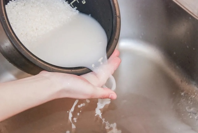 Rinsing rice is more than just a step in cooking