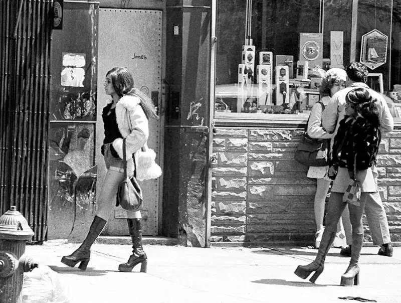 The 1970s saw prostitution surge across the city, with over 2,400 arrests for the offense in 1976 alone. This image captures negotiations taking place on the Bowery.