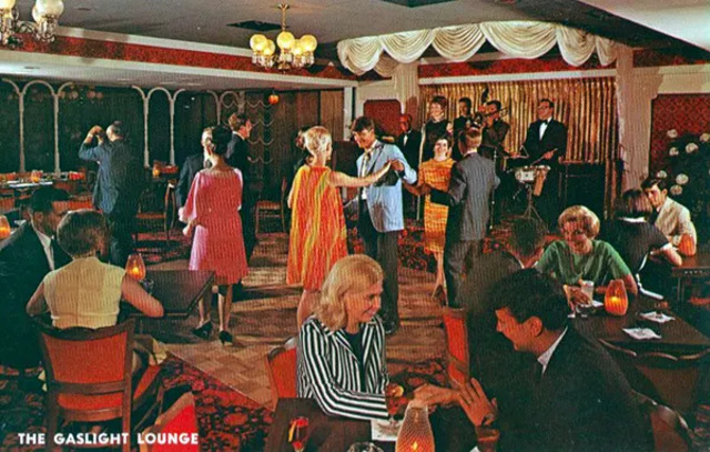 Gaslight Lounge Fernwood in the Pocono Mountains, Bushkill, Pennsylvania: an intimate, cozy cocktail bar.