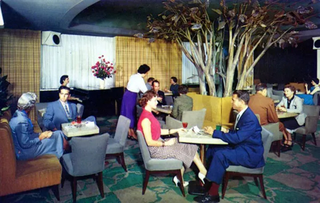 Manger Hamilton Hotel Cocktail Lounge in Washington DC: enjoy a drink in one of the city’s most iconic bars.