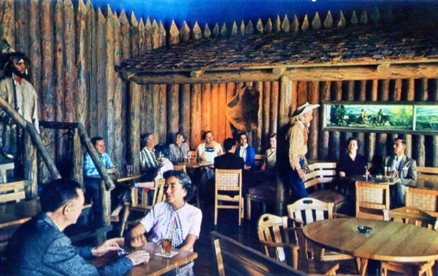 Stockade Room at Jackson Lake Lodge in Teton National Park, Wyoming: cocktails surrounded by nature’s grandeur.