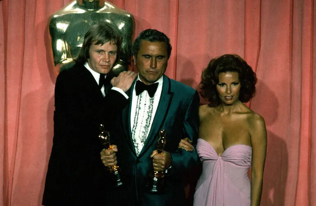 The Controversial Moment: Jon Voight and Raquel Welch at the 1975 Oscars