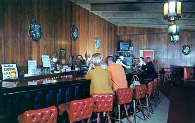 The Sierra Room at Nicely’s Restaurant in Lee Vining, California: the perfect place for an unforgettable night out.