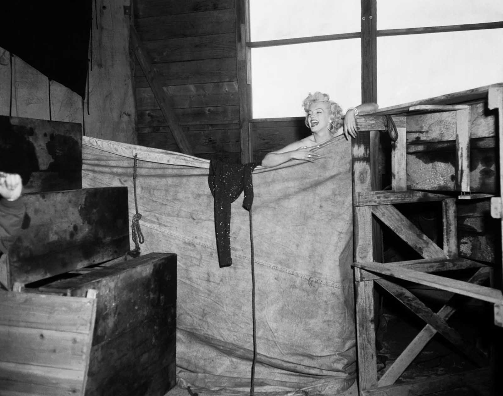 Behind the scenes, Monroe prepared for her performance in a makeshift dressing room at an airbase in Chuncheon.