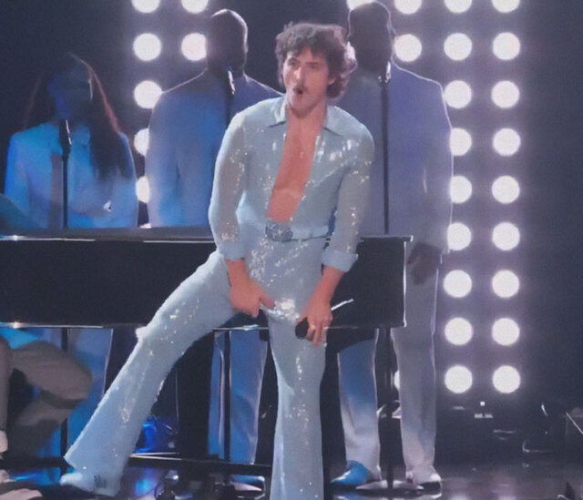 Benson Boone’s Crotch Grab During His Performance—An Awkward Stage Moment