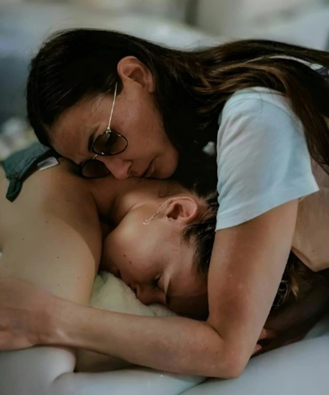 In a candid interview, 36-year-old Rumer Willis revealed that she still shares a bed with her mom, Demi Moore, just as she does with her own 2-year-old daughter, Louetta.