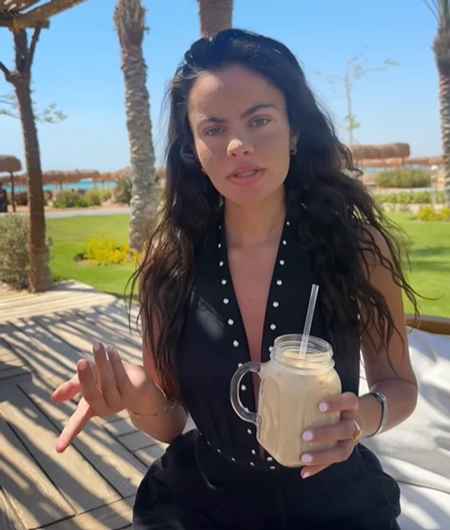 In a series of viral videos, Tia documented the drastic visual transformation of her skin over several weeks.