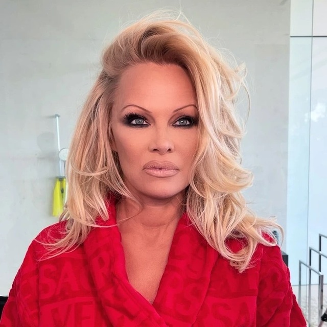 Pamela wore a bold red Versace robe with smoky eyes, lush lashes, and dark skinny brows, perfectly capturing her Baywatch-era look.