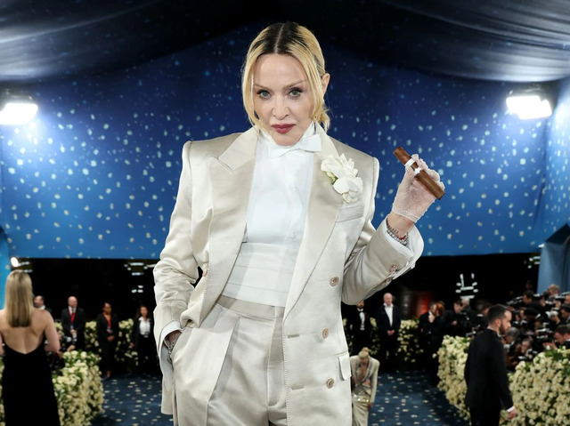 She wore a cream silk double-breasted jacket by Tom Ford, designed by Haider Ackermann, blending sharp tailoring with a hint of androgyny.