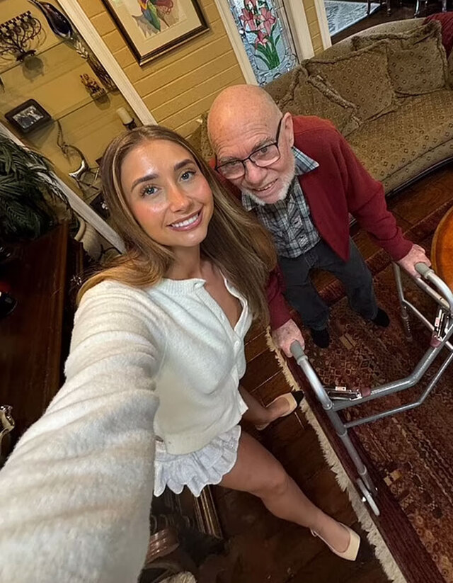 Wearing a miniskirt and cardigan, she posed with the men—calling them “overjoyed geriatrics”—in clips that sparked both praise and criticism.