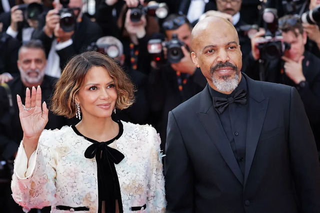 Since 2020, Halle has been in a loving and stable relationship with Grammy-winning musician Van Hunt.