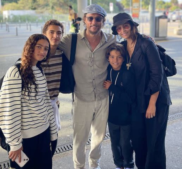 A rare but heartwarming snapshot of the McConaughey family — Matthew, Camila, and their three children — showing the love and unity that guide Levi as he steps into the spotlight