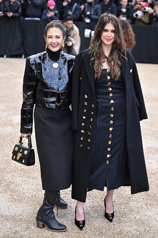 At 73, Lynda’s presence was as commanding and elegant as ever, and standing by her side was Jessica—an accomplished attorney and emerging singer-songwriter